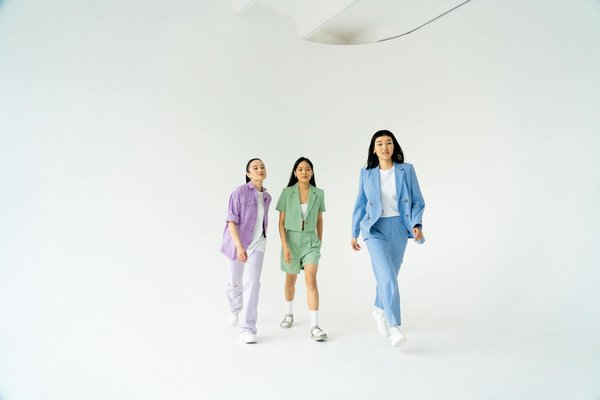 How can I make a statement with minimalist fashion?